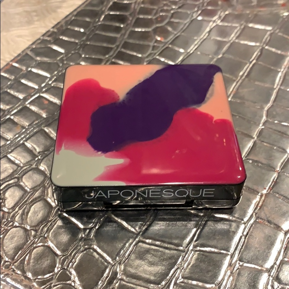 Jaonesque velvet touch finishing powder